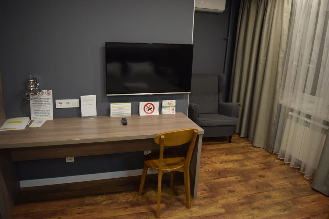 Saksahanskoho Street 7, Schreibtisch und Sessel als Sitzgele Partner Guest House Saksahanskogo Street