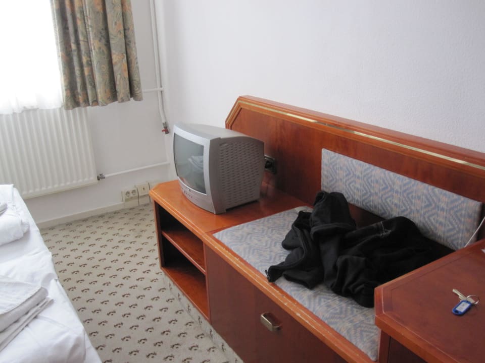 Kleine TV Ecke im Zimmer Hotel B1 Alt-Kaulsdorf