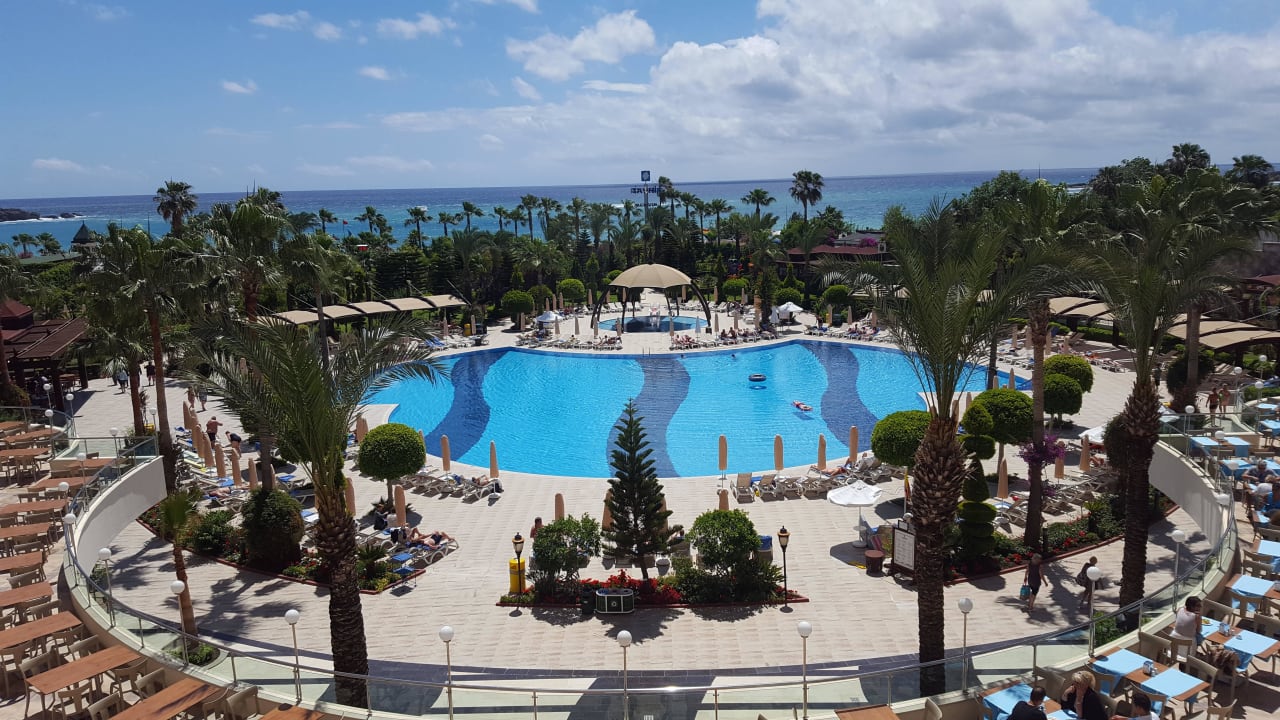 Blick von der Terrasse auf Poolanlage Saphir Resort & Spa