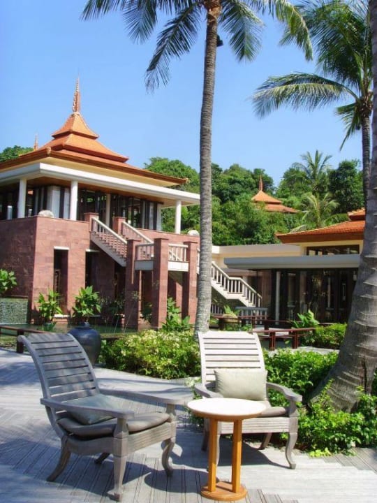 relaxecke vor der bar Trisara Villas & Residences Phuket