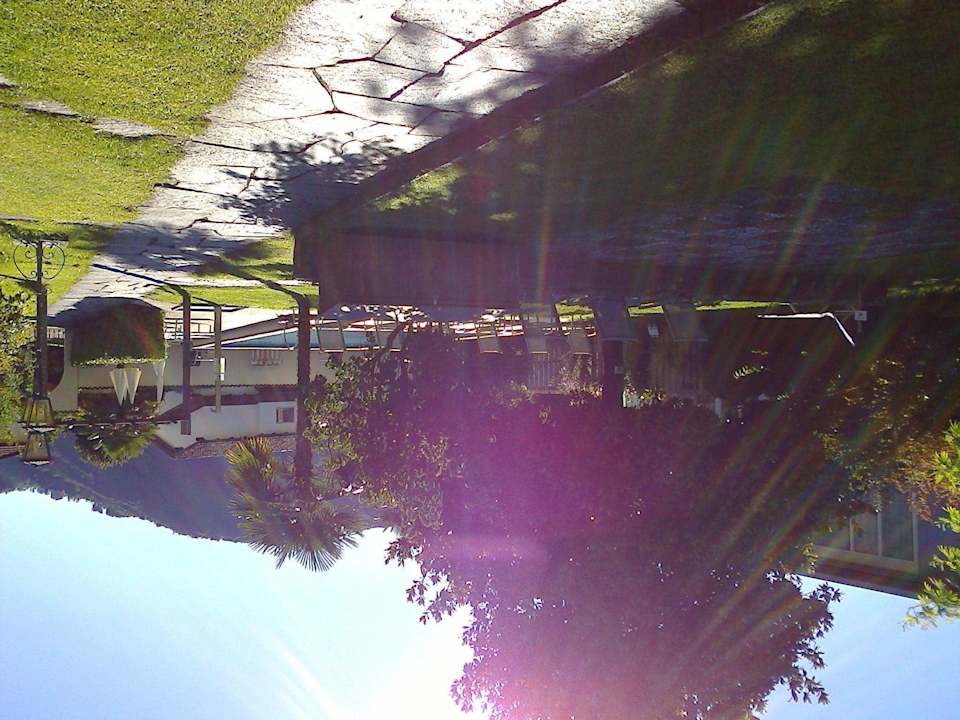 Gartenschach und Pool im Hintergrund Hotel Albergo Mimosa