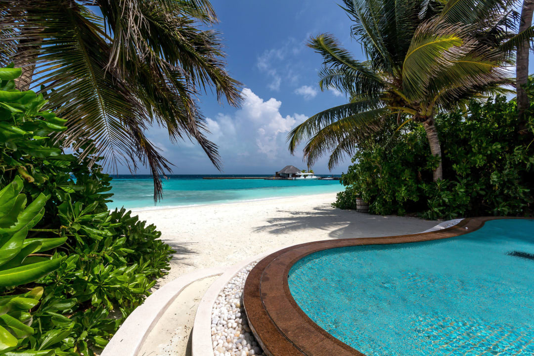 Blick über den kleinen Pool Veligandu Maldives Resort Island