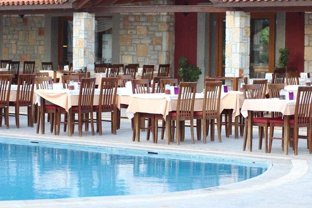Kolacja nad basenem Tiana Beach Resort