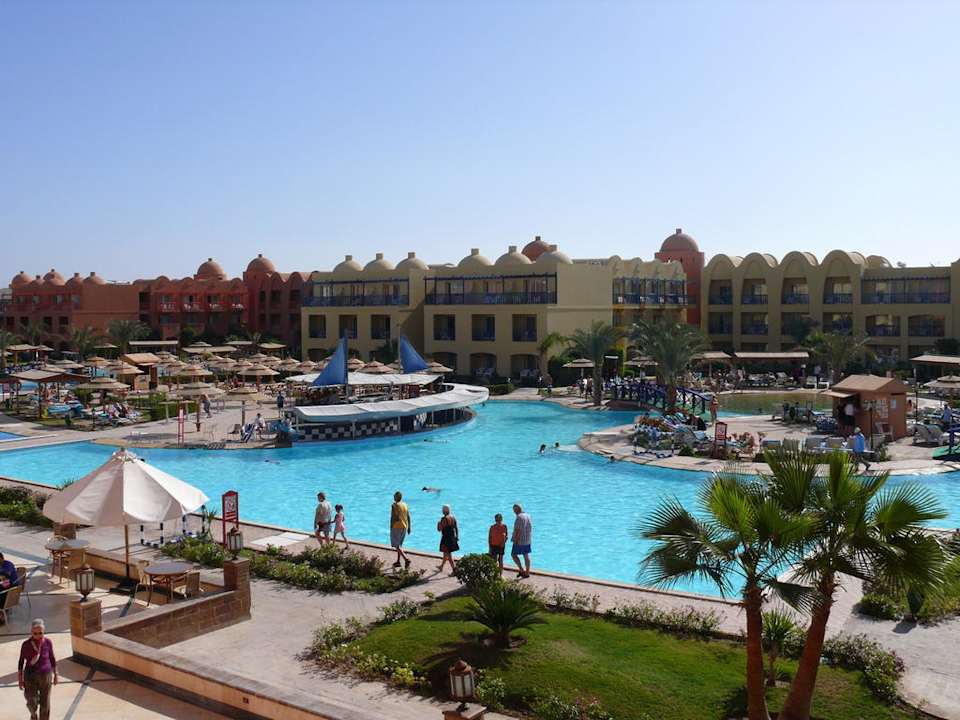 Poolanlage mit Poolbar Titanic Beach Spa & Aqua Park