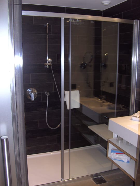 Große Dusche mit Regenwasserkopf und Sitzfläche Adrián Hoteles Colón Guanahaní - Adults only