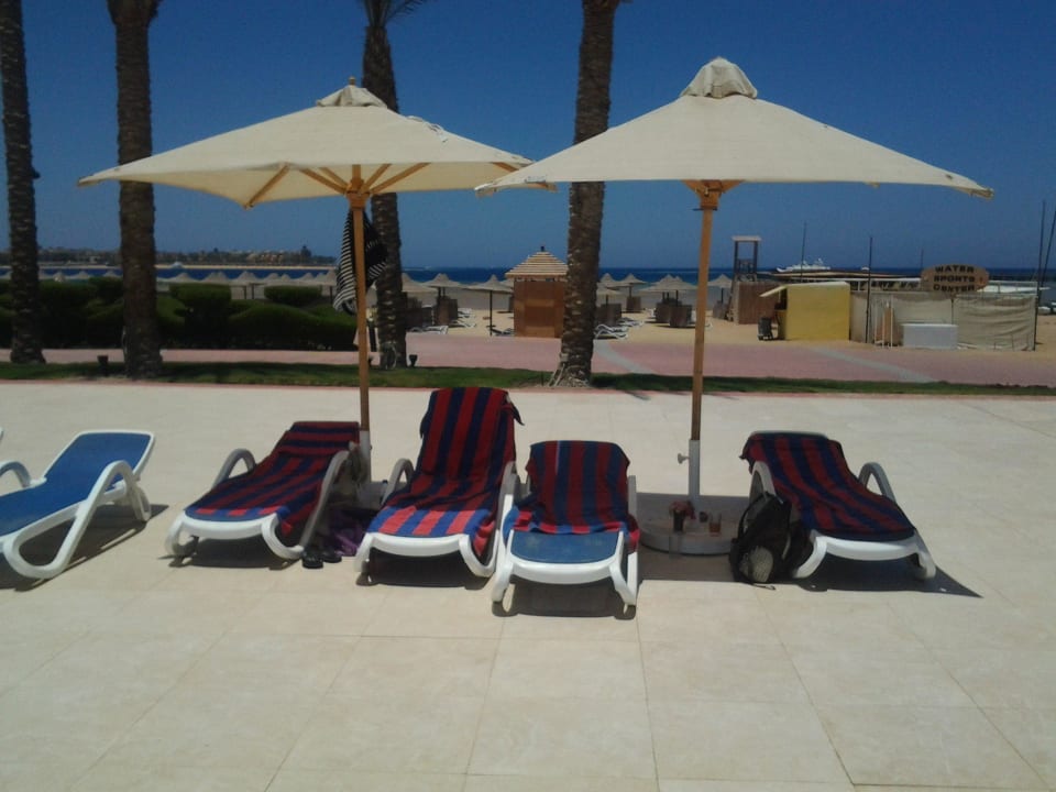 Blick vom Pool auf Strand und Meer Cleopatra Luxury Resort Makadi Bay