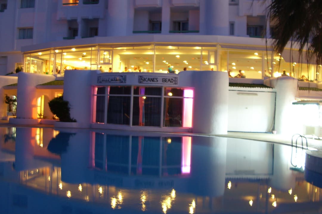 Teil des Pools abends mit Blick auf die Lobbybar Hotel El Mouradi Skanes Beach