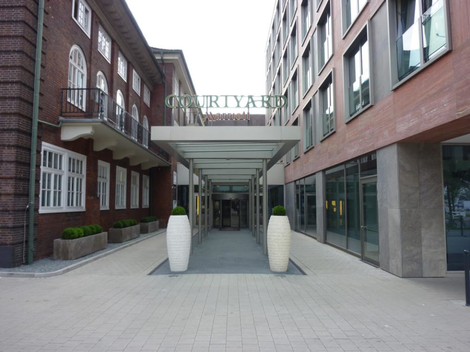 Hoteleingang Courtyard by Marriott Bremen