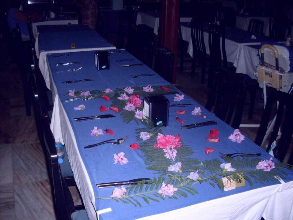 Geschmückter Tisch am letzten Abend Hotel Sirma