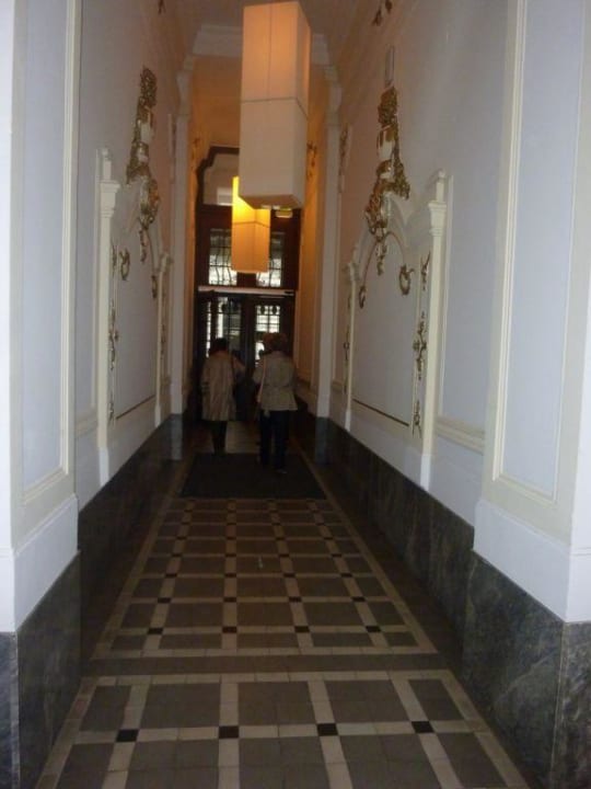 Eingang von der Straße Hotel Rathaus Wein & Design