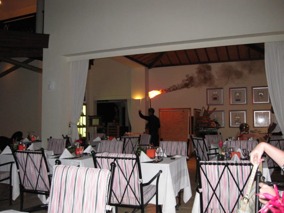 Fackelzeremonie durchs Restaurant Hilton Mauritius Resort & Spa