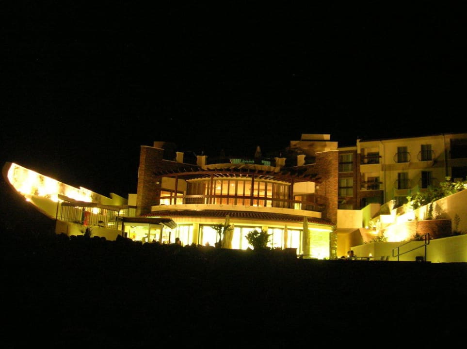 Außenansicht Restaurants in der Nacht vom Strand Blue Waves Resort
