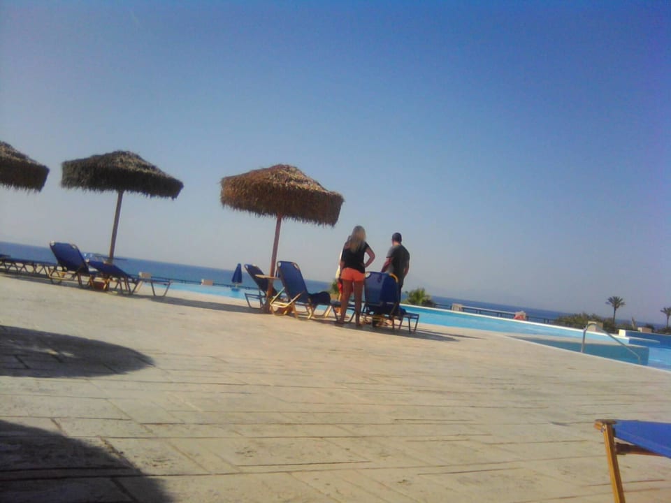 Blick von der Liege des Ruhepools Grecotel LUXME Palms at Riviera Olympia & Aqua Park