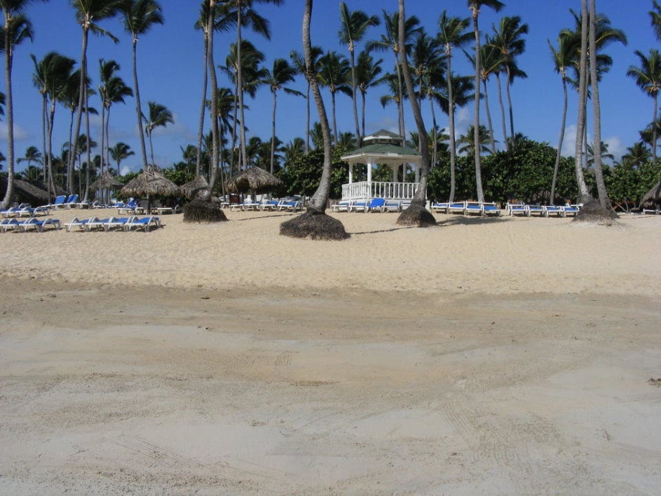 Blick vom Meer auf den Hotel-Strand Grand Sirenis Punta Cana Resort & Aquagames