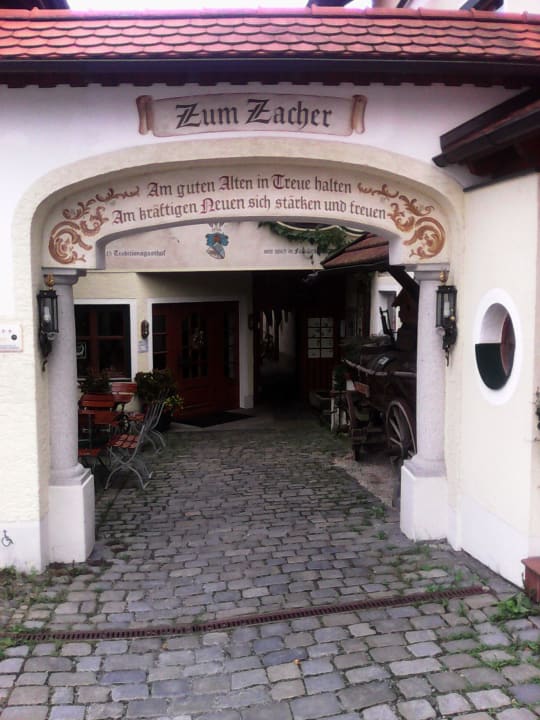 Eingang zum Gasthof Kirchenwirt Zacher