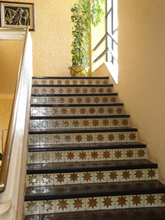 Schody na pietro wyłożone kafelkami BLUESEA Al Andalus