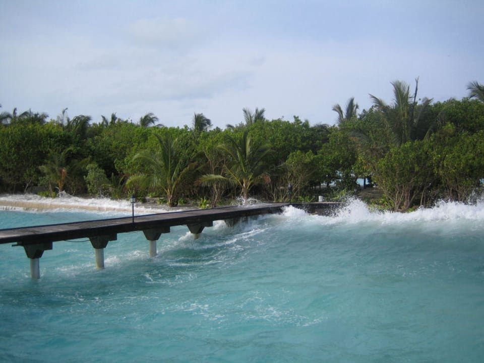 Blick vom Steg der Wasserbungalows Summer Island Maldives