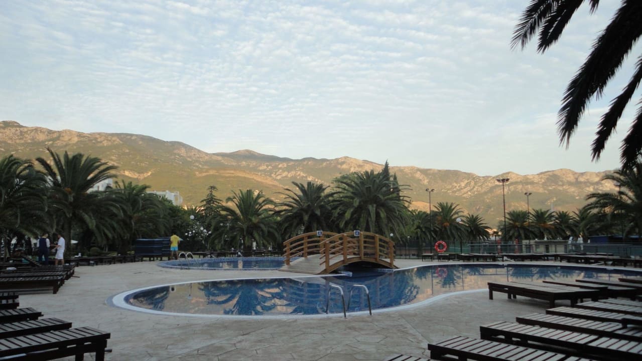 Pool mit Bergen Iberostar Waves Bellevue