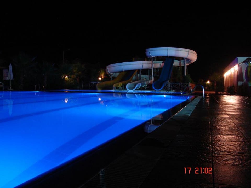 Pool abends Hane Family Resort