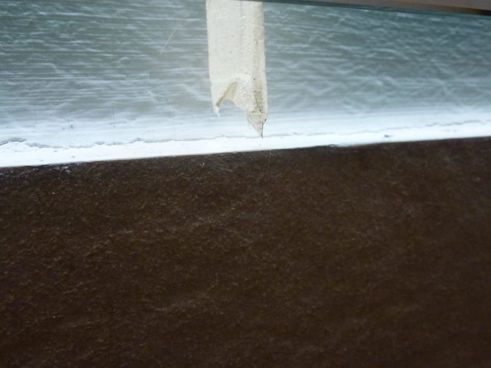 Zi. 201 unter Badspiegel ( Klebeband + Staub ) Hotel Logierhus Langeoog