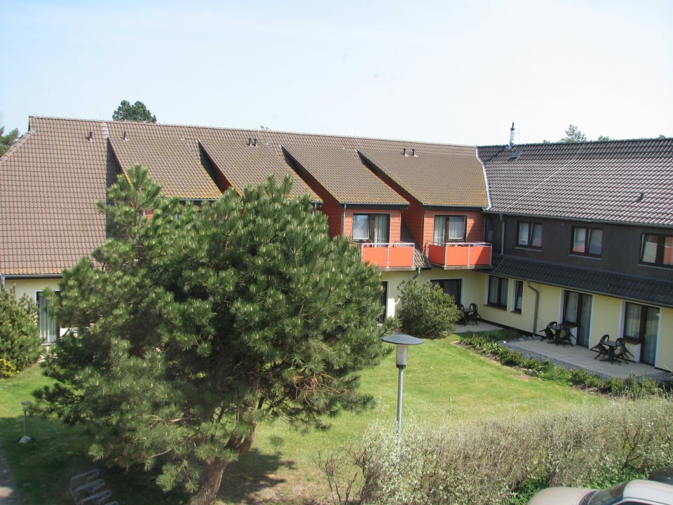 Blick auf das Hotelgebäude vom Haupthaus. Ostseehotel Wustrow