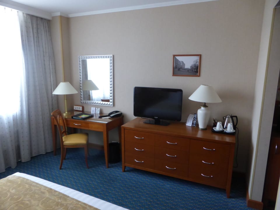 Schreibtisch & TV Courtyard Hotel by Marriott Moscow City Center