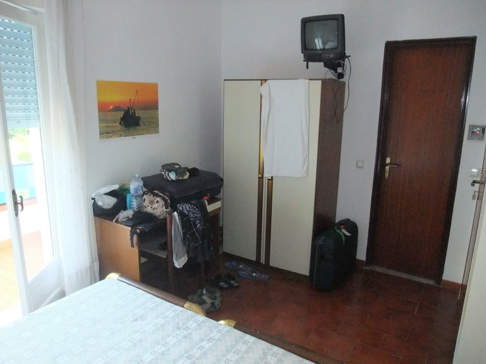 Kasten, Schreibtisch=Kofferständer Hotel Umberto