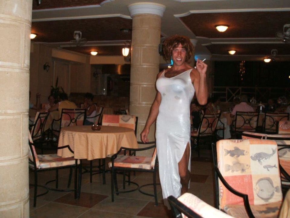 Animateur vor der Show Beach Albatros Resort