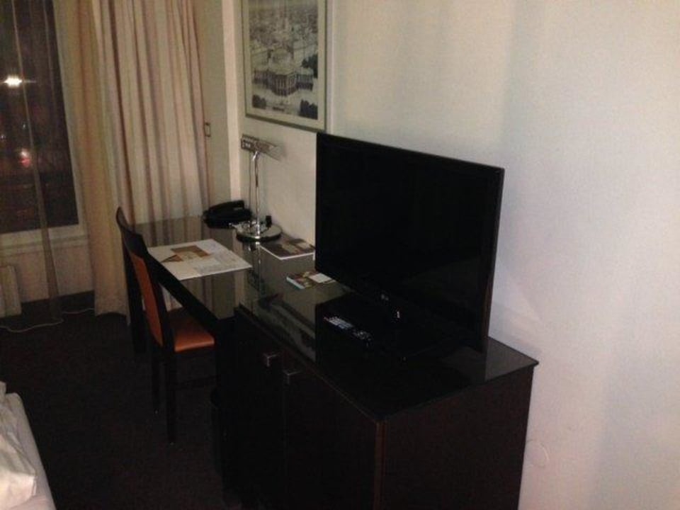 Schreibtisch mit TV Flemings Hotel Wien-Stadthalle