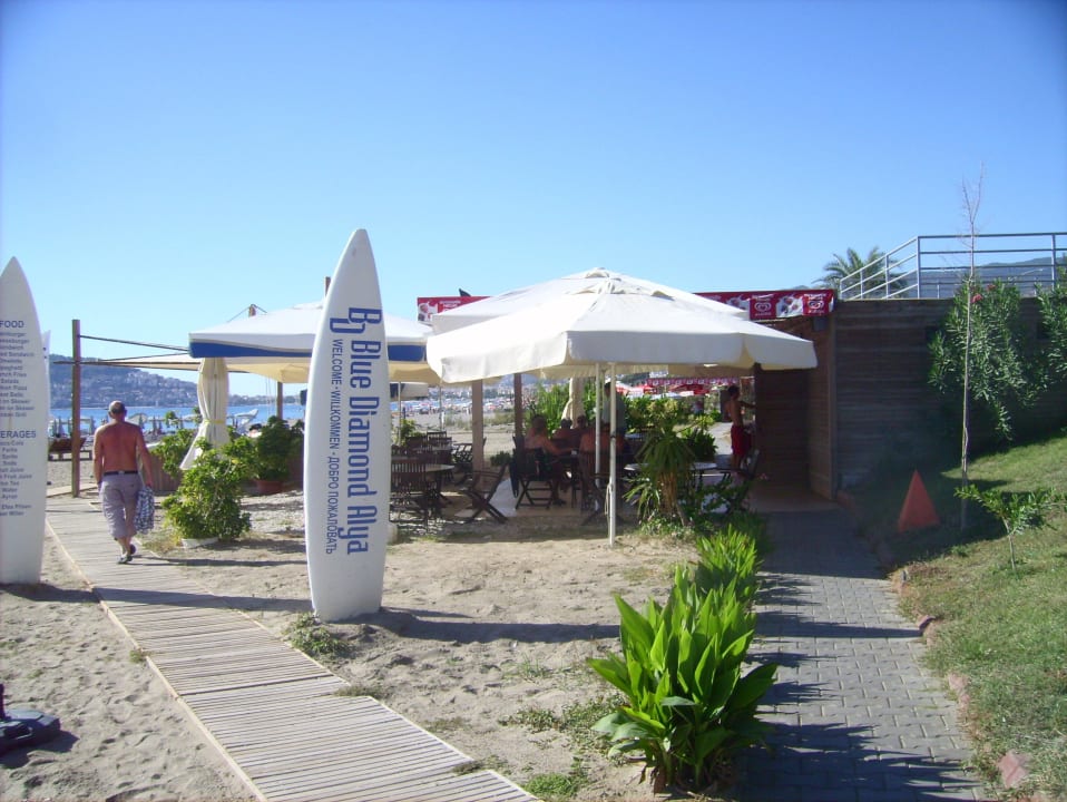 Die Strandbar ist ca. 50 Meter vom Hotel entfernt Blue Diamond Alya