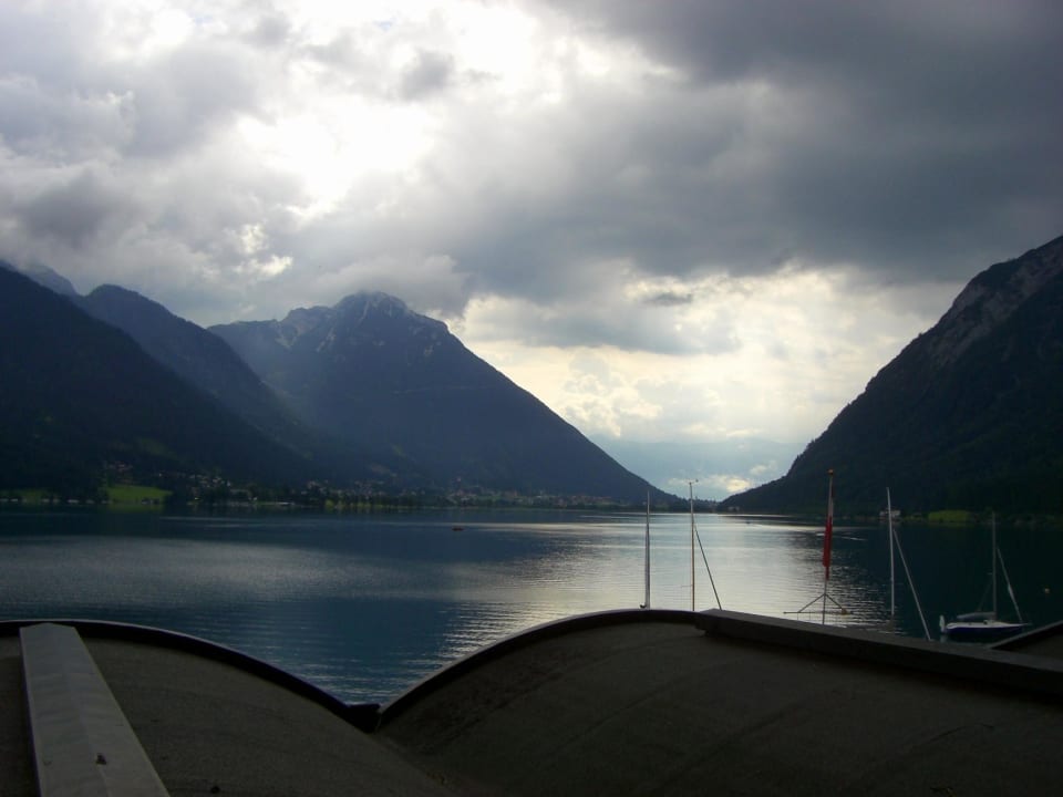 Blick vom Balkon über Vordach auf den See  Hotel Post am See