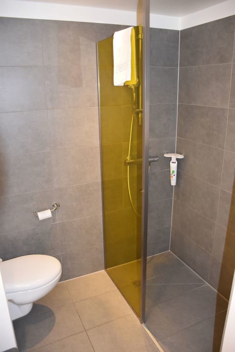 Dusche, WC ibis Styles Paris CDG Airport Roissy