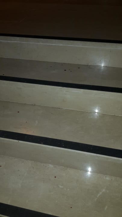 Blutflecken auf der Treppe Sunmelia Beach Resort