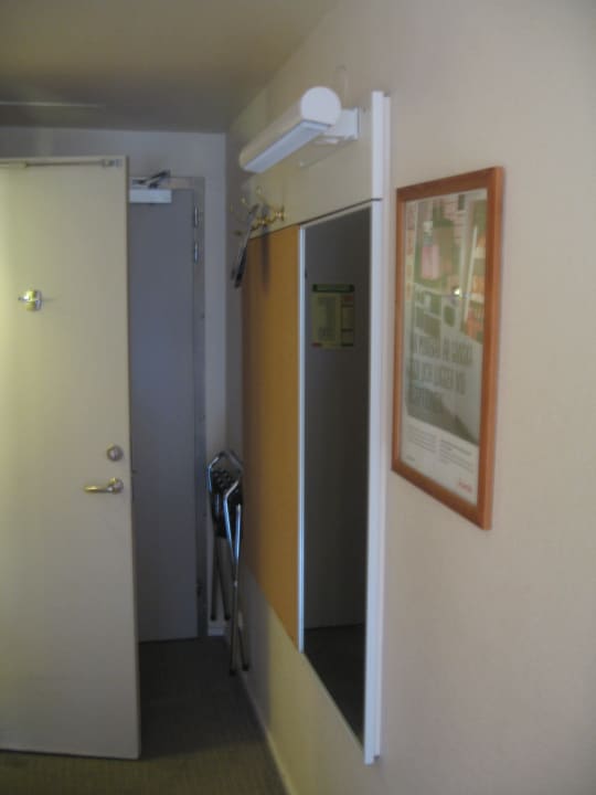 Zimmereingang mit Garderobe Downtown Camper by Scandic
