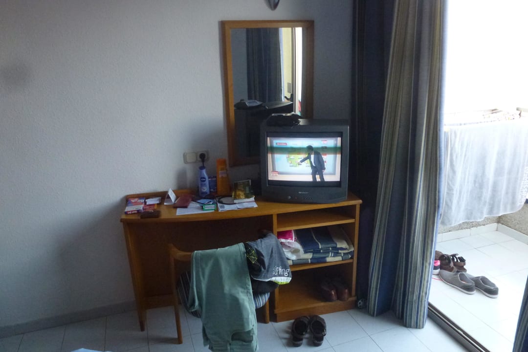 Schreibtisch, einzige Sitzmöglichkeit  BG Hotel Rei del Mediterrani Palace