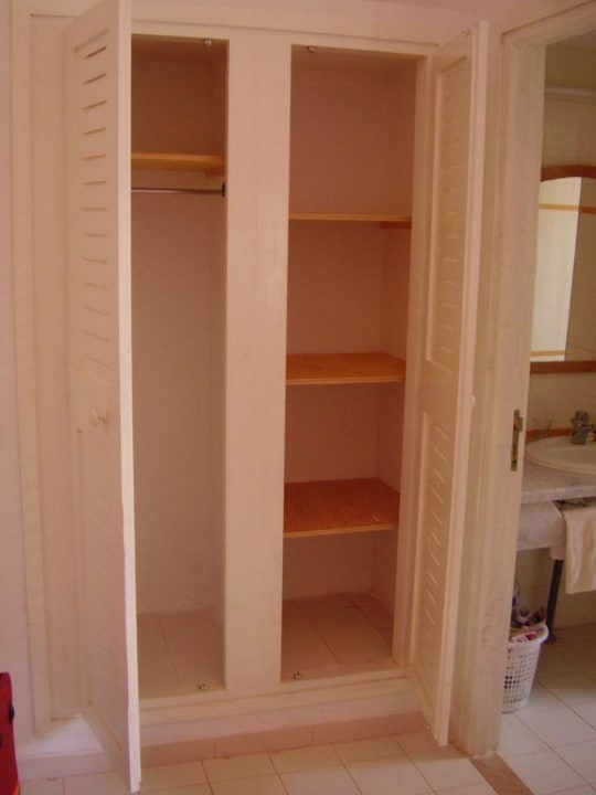 Schrank im Dreibettzimmer Samira Club