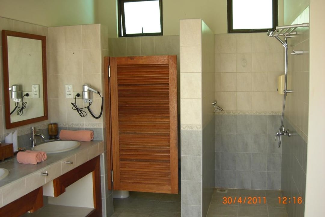 WC, Dusche, Waschbecken im Wasserbungi 196 NAKAI Maayafushi Resort