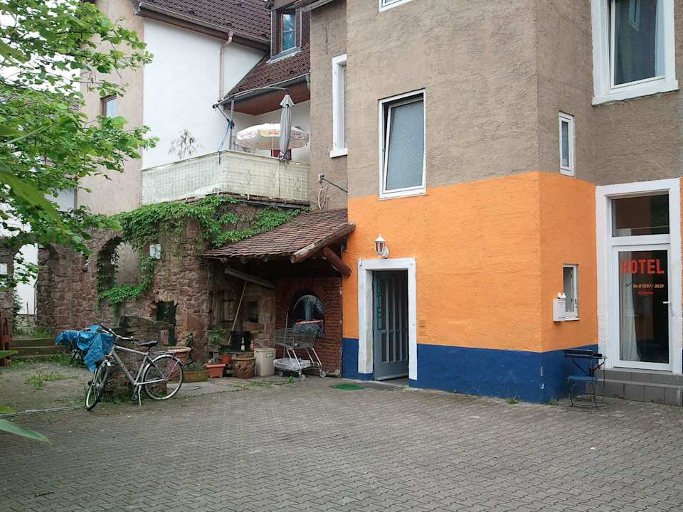 Eingang am Tag über den Hinterhof Hotel Maurer