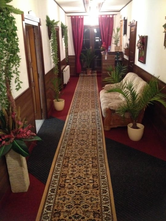 Eingang zu den Zimmern und Restaurant Penzion Růžový hrádek