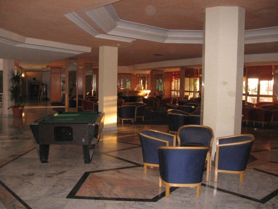 Sitzgelegenheiten an der Hotelbar Ruspina Beach Resort