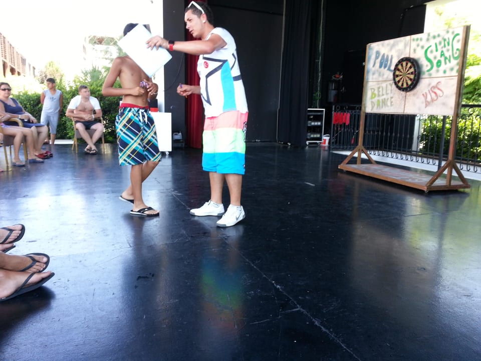 Beim Dart spielen mit Memo.  Crystal De Luxe Comfort Collection