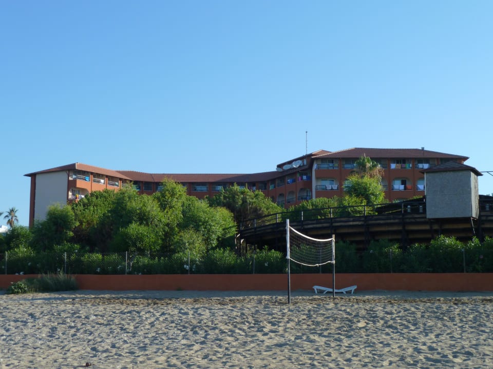 Sicht vom Strand aufs Haupthaus Club Turtas Beach Hotel