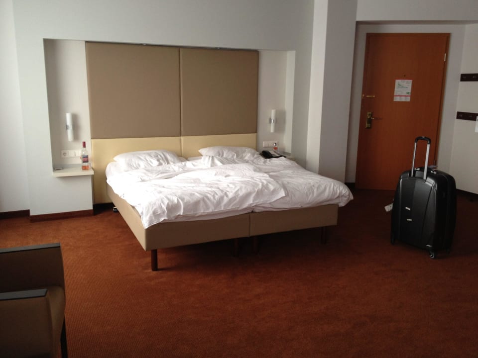 Großes Schwerbehindertenzimmer Estrel Hotel Berlin