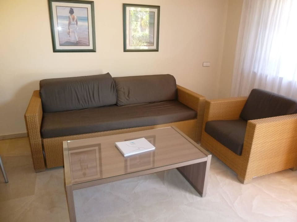 Wohnbzimmer mit Korbmöbeln Suites & Villas by Dunas