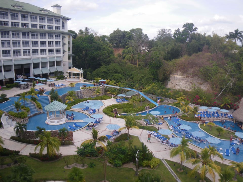 Hinten ist die Rutsche Bijao Beach Resort