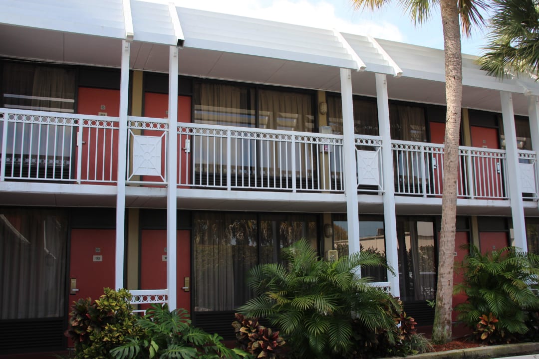 Außenansicht der Eingangstüren zu den Zimmern Hotel Ramada Inn of Naples