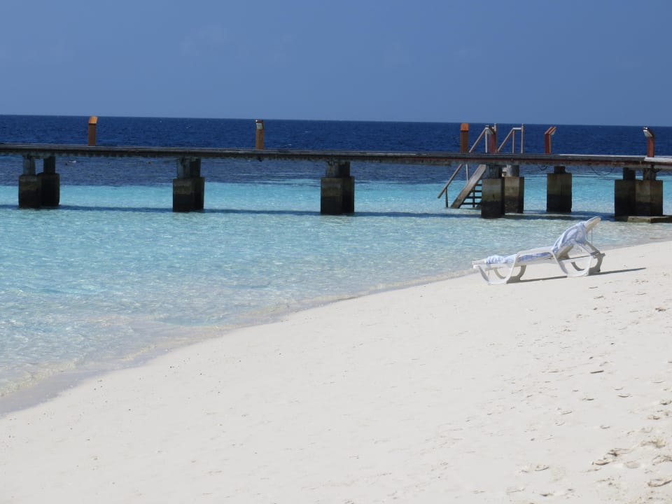 Strand nahe dem Steg.Startpunkt der Schnorcheltour ananea Diamonds Athuruga