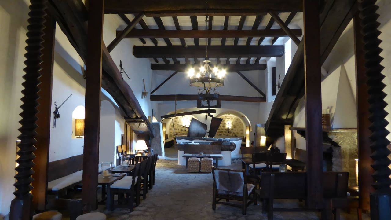 Pressen und Mahlstein im Barbereich Hotel Es Port