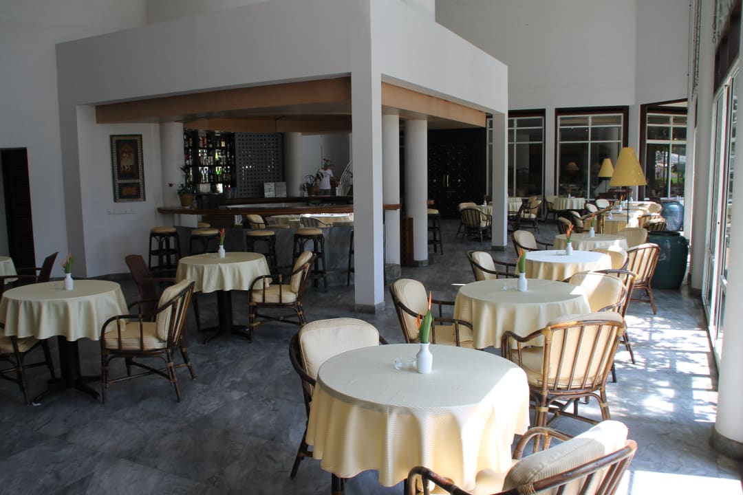 Sitzplätze an der Bar Hotel Lanka Princess Ayurveda