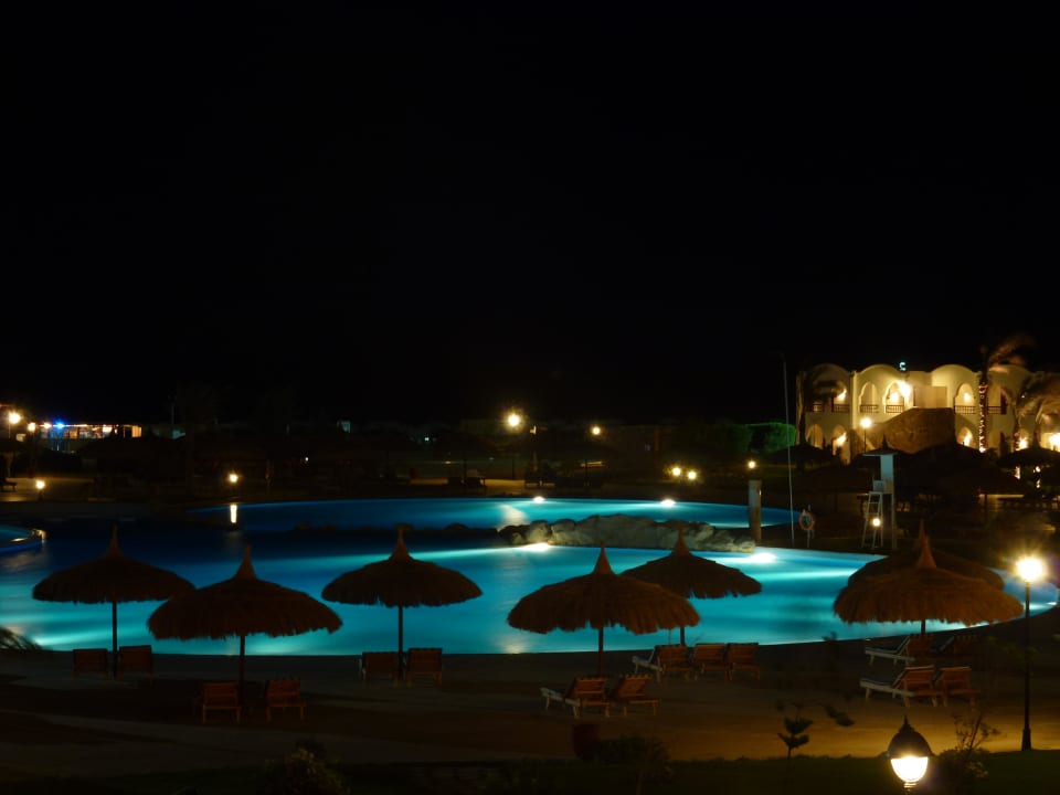 Sehr schön beleuchtet Hotel Gorgonia Beach Resort